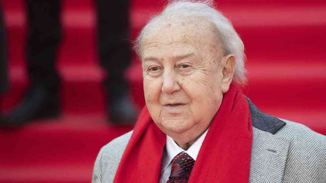 Final Monument of Tsereteli Art’s Polarizing Giant Falls | Ongoing Now 24